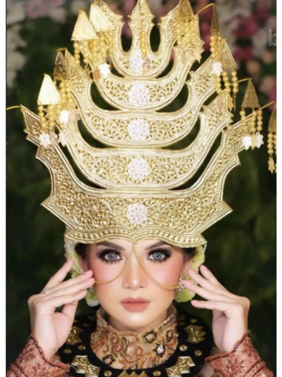Mahkota Sigeri emas yang dikenakan model
