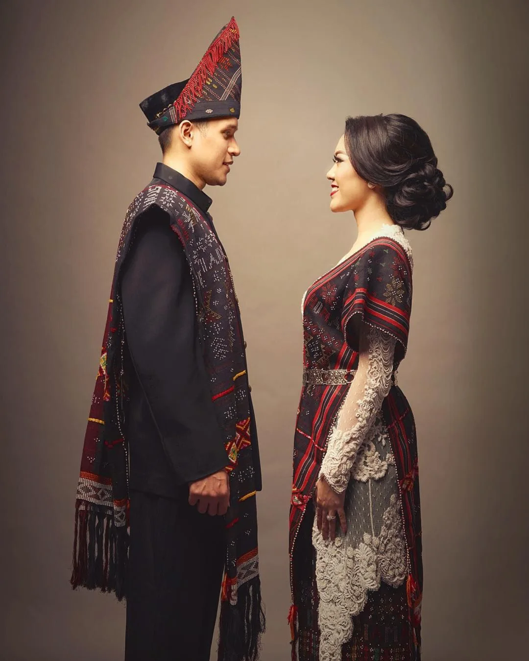 Pasangan pengantin Batak berselimut ulos