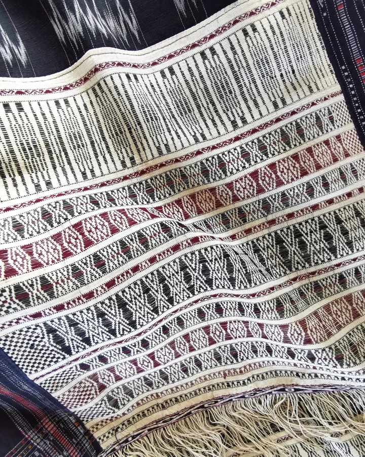 Detail ulos hitam-putih dengan simpul fringe