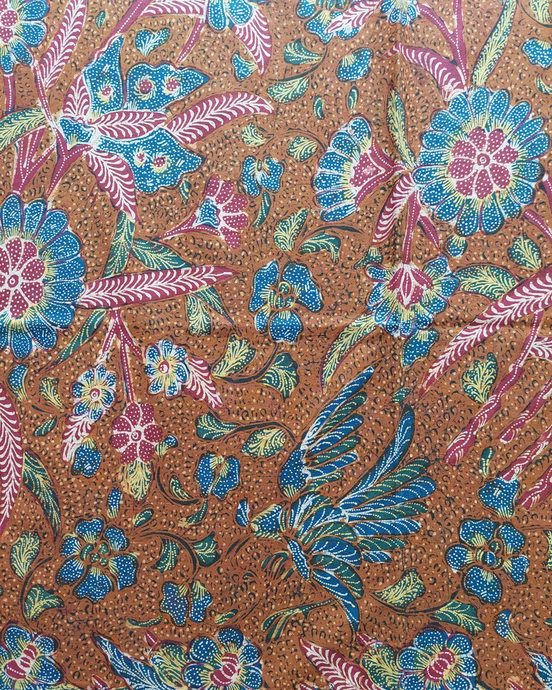 Kain batik cap coklat bermotif sekar dan burung