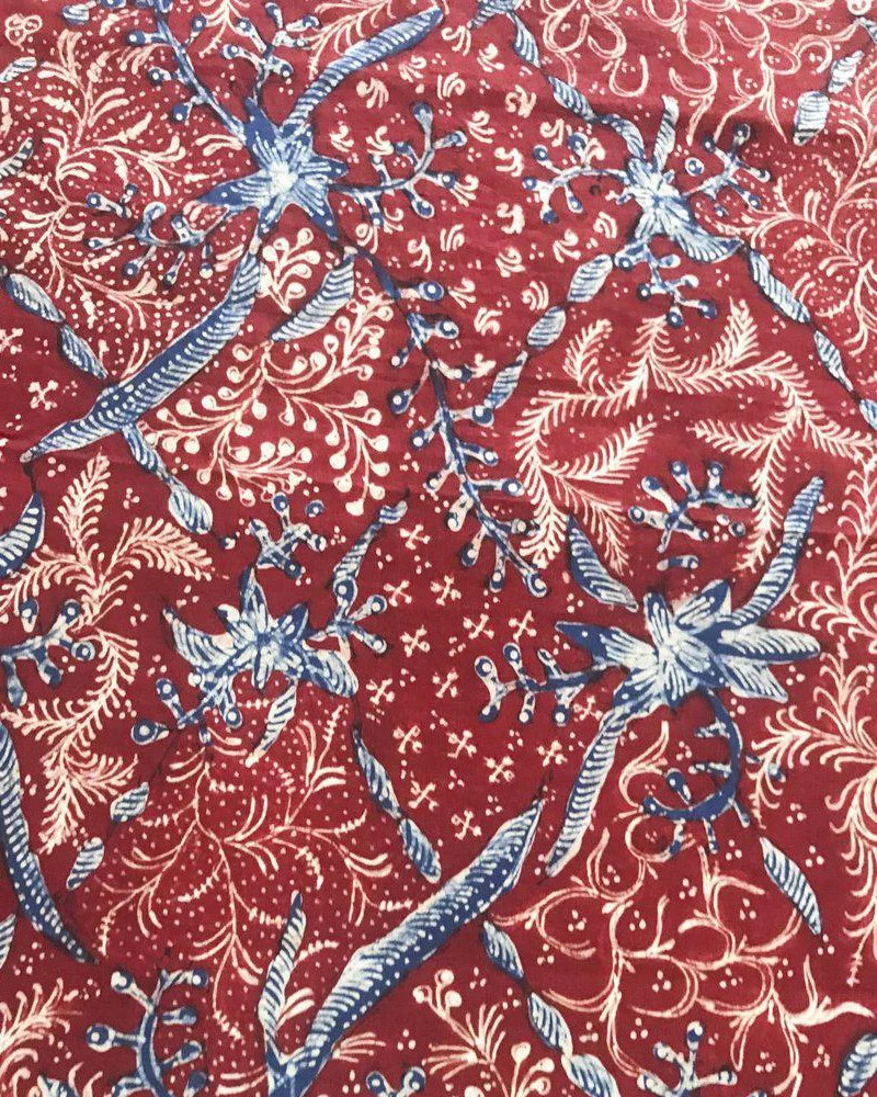 Kain batik tulis pesisir merah-biru bermotif sekar