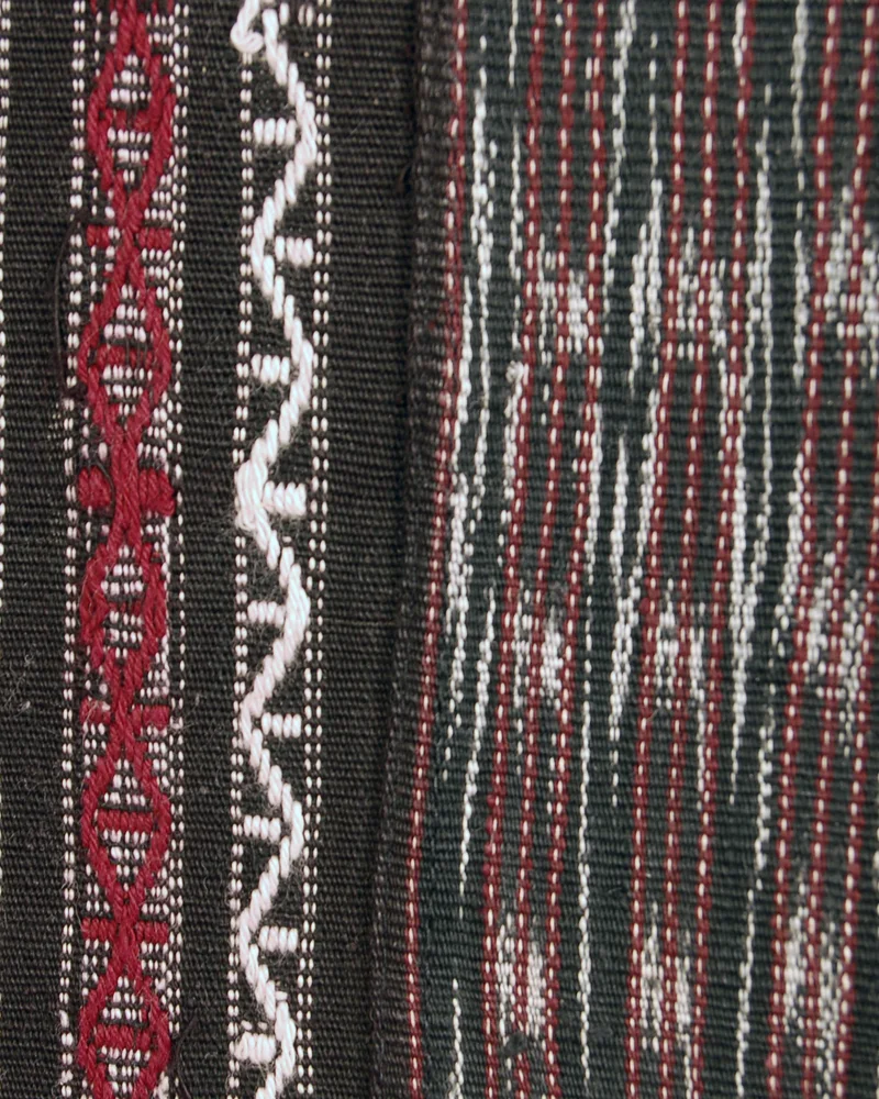 Kain Ulos Sadum Bolon — tenun hijau tua dengan border merah