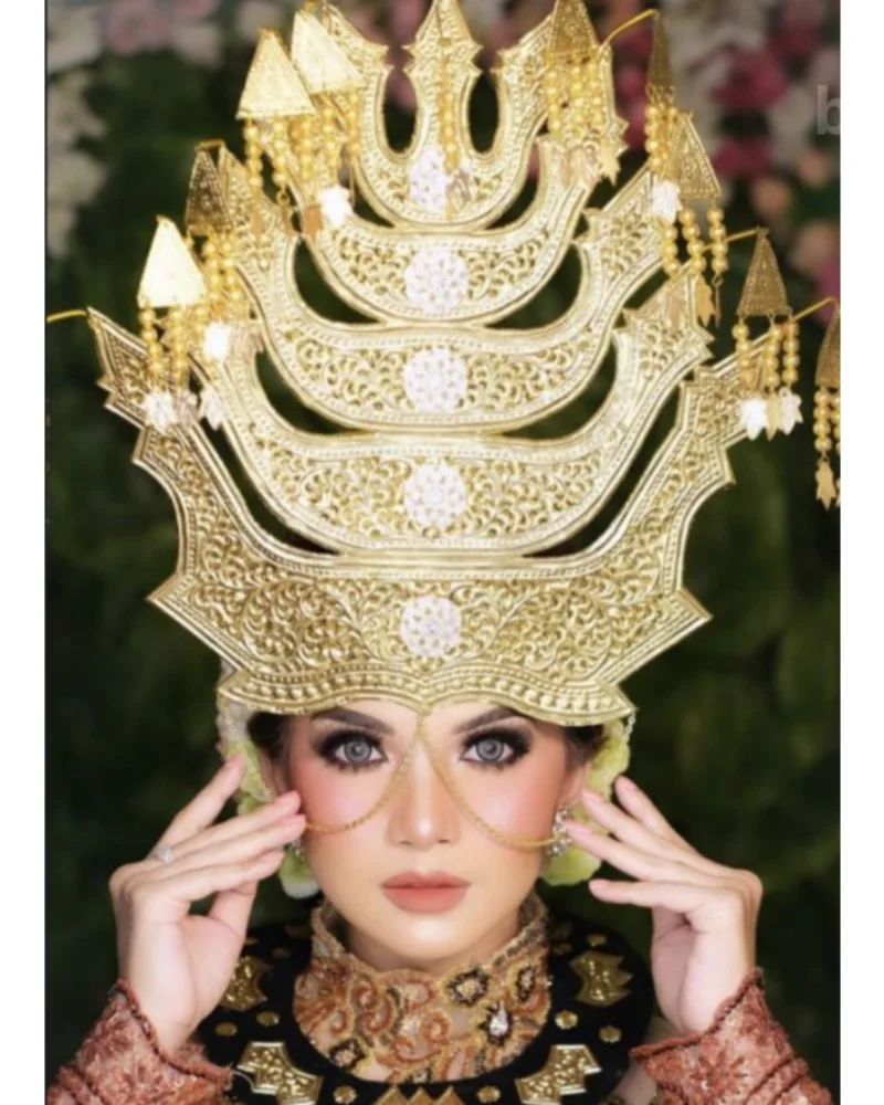 Mahkota Sigeri emas dengan rumbai mutiara