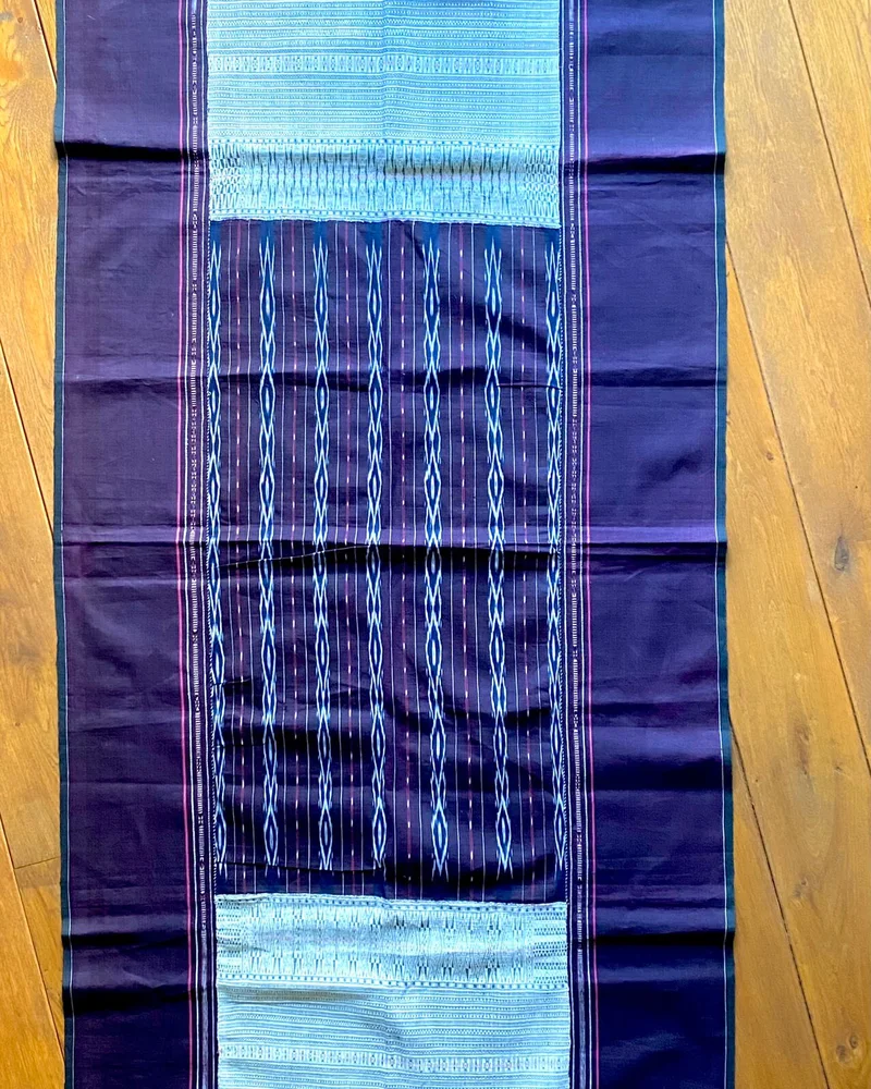 Selendang ulos biru-ungu dengan motif belit rotan