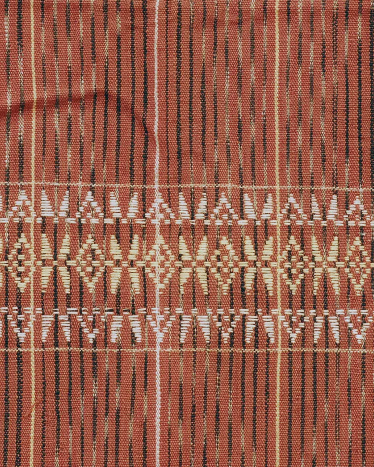 Detail tenun ulos Batak merah dengan band motif permata
